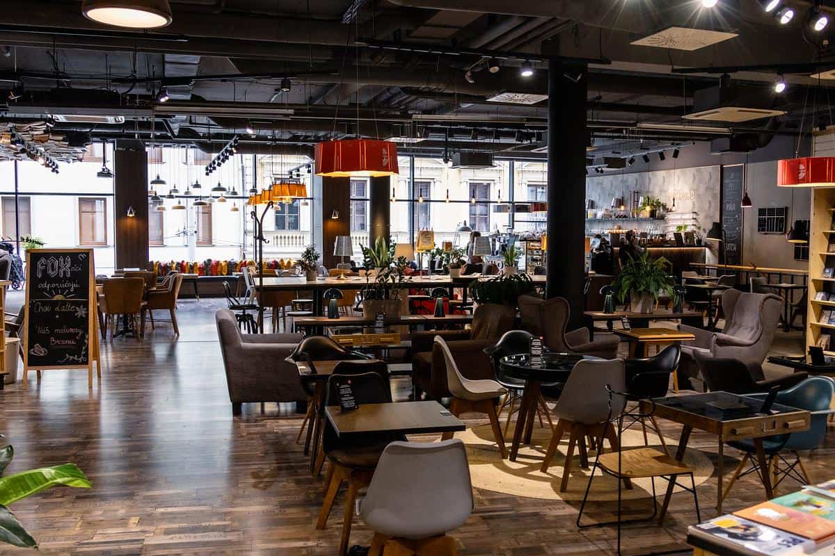 Kníhkaviareň Foxford Obchodná photo 4