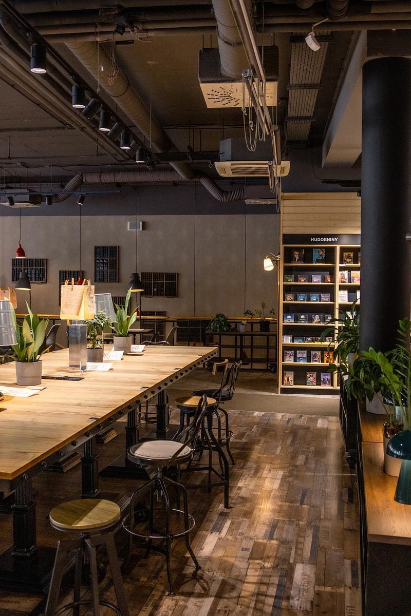 Kníhkaviareň Foxford Obchodná photo 5