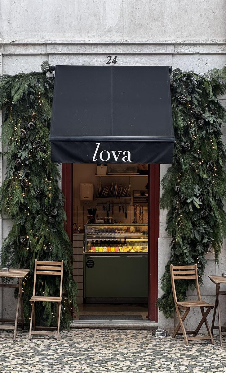 Lova Coffee and Flowers