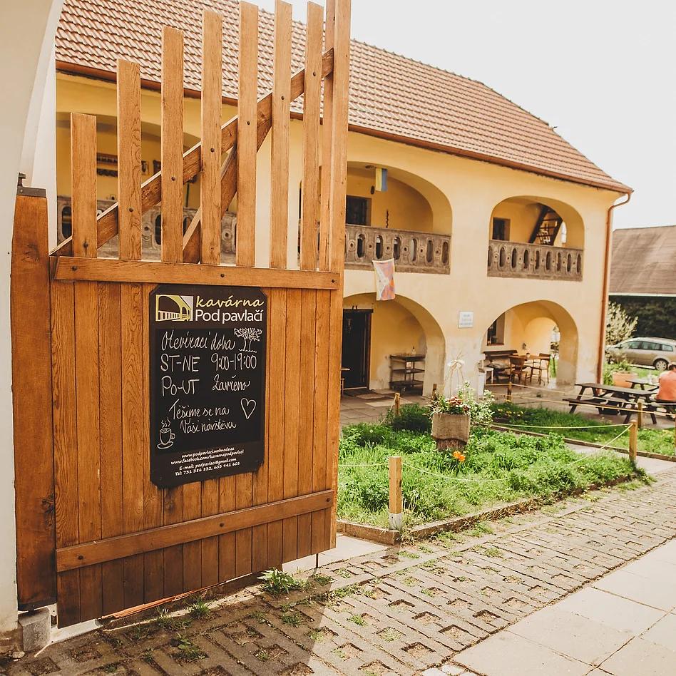 Kavárna pod pavlačí