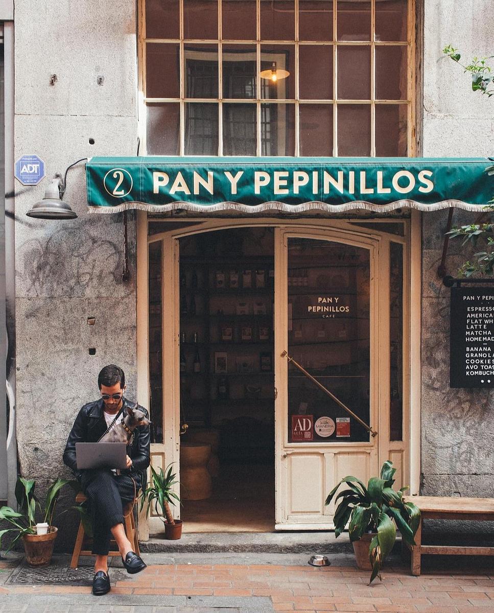 Pan y Pepinillos Café