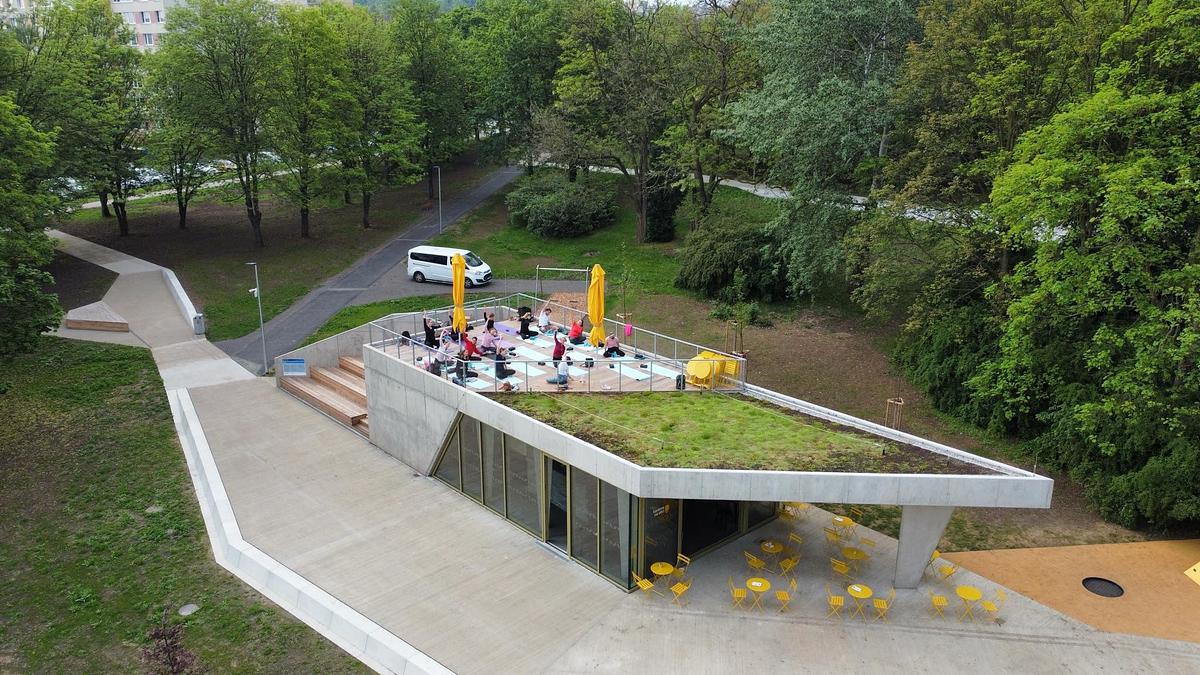 Kavárna na ulici photo 2