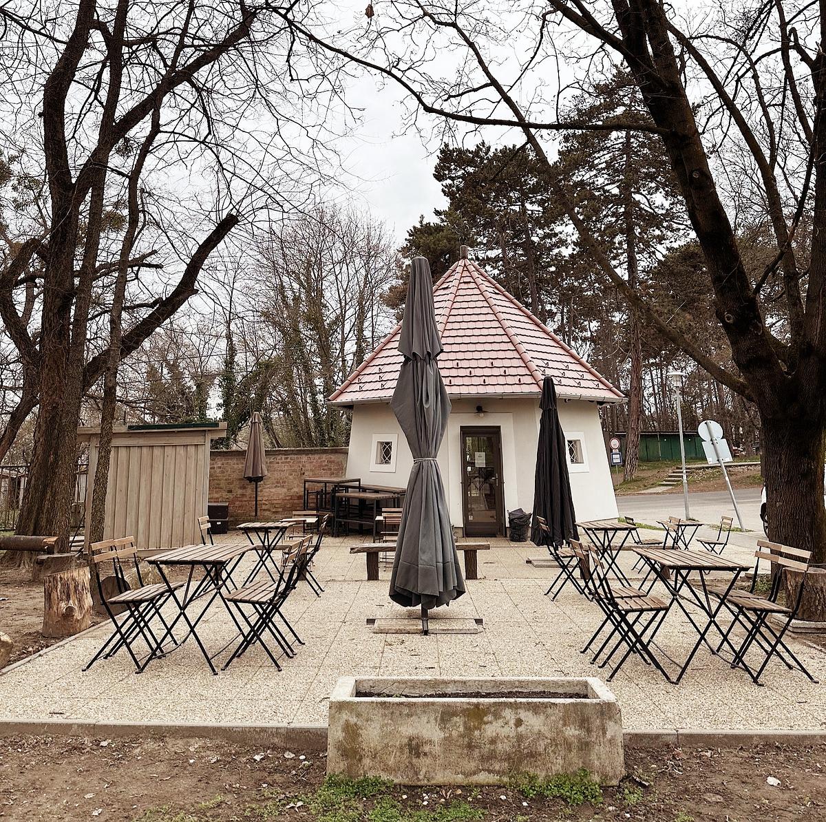 KÚTHÁZ újhullámos kávékortyoló